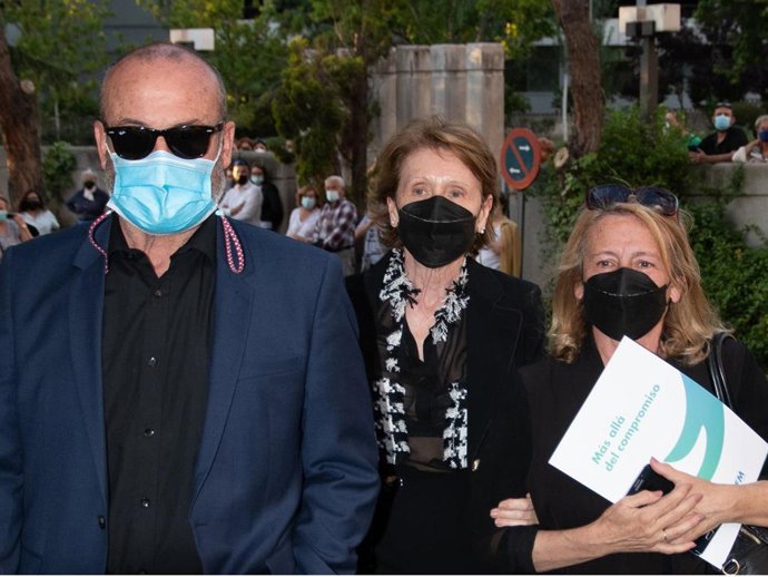 Manolo, Concha y Encarna, hermanos de Mila Ximénez