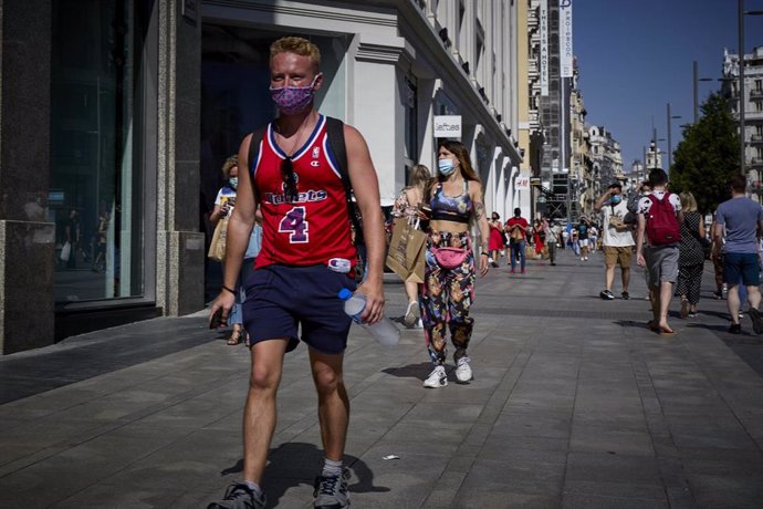 Un hombre camina por la Gran Vía de Madrid en un día de calor