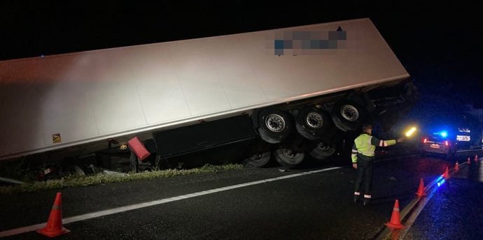 Salida de vía de un camión articulado en la carretera N-121-A, sin heridos.