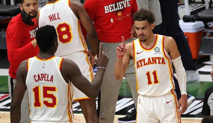 Capela y Young celebran la victoria de Atlanta