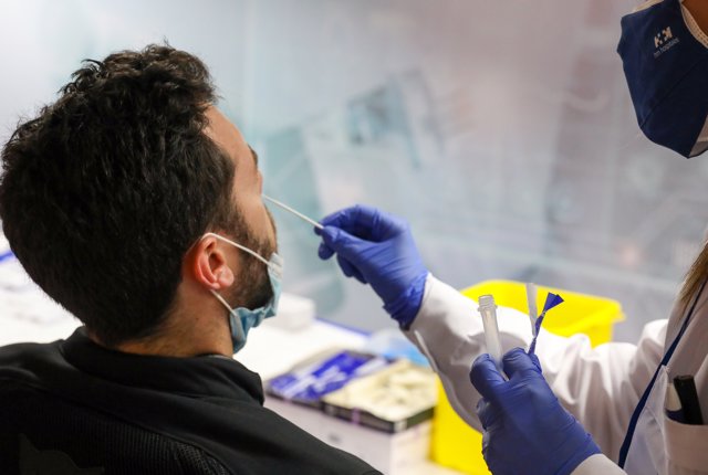 Un sanitario realiza un test de antígenos a un hombre en el intercambiador de Plaza de Castilla, a 24 de junio de 2021, en Madrid, (España)