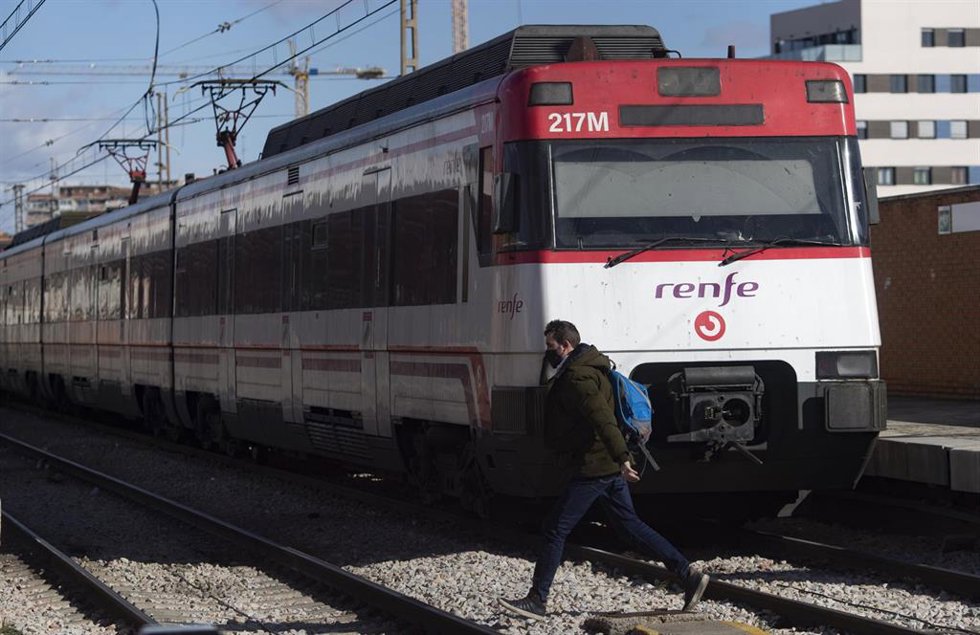 Archivo - Un pasajero cruza las vías de tren de la estación de Móstoles.