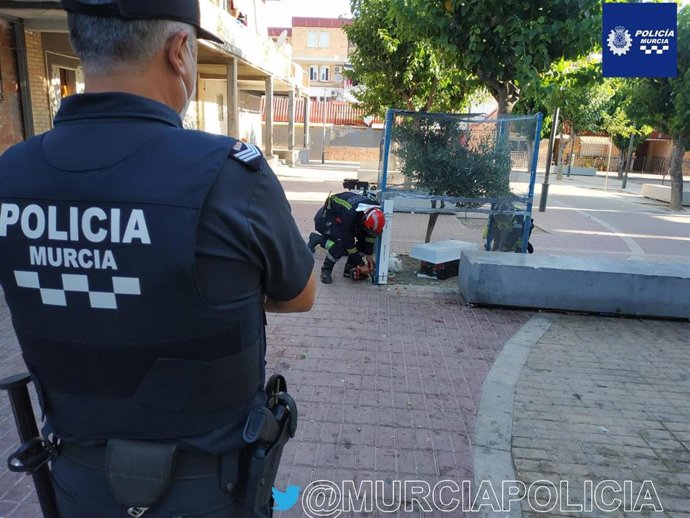 Imagen de la retirada de la jaula instalada en la vía pública, en El Palmar