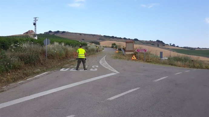 Operarios realizan trabajos de mejora en cunetas de carreteras de la red provincial de carreteras de la Diputación de Málaga.
