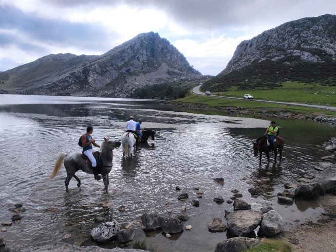 Archivo - Lago Enol, uno de los Lagos de Covadonga, en los Picos de Europa.