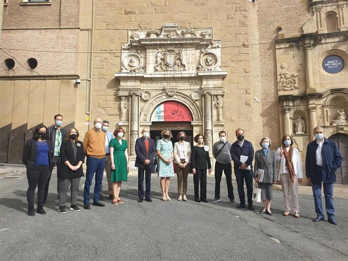 La consejera con responsables del museo, colaboradores y autores de las publicaciones.