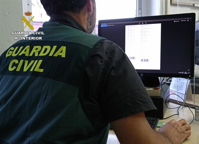 Un agente de la Guardia Civil, durante la investigación
