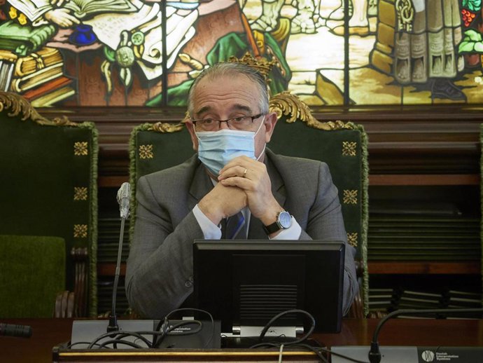 Archivo - El alcalde de Pamplona, Enrique Maya, durante un pleno en el Ayuntamiento de Pamplona.