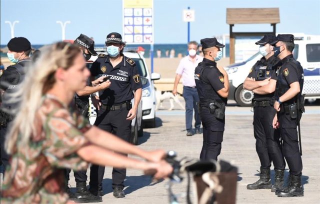 Dispositivo policial en las playas valencianas
