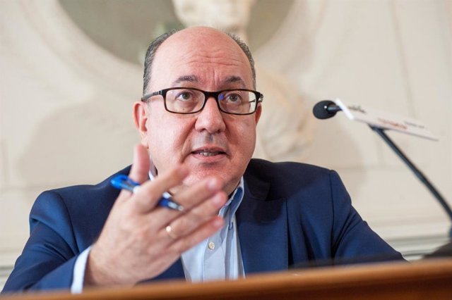 Archivo - El presidente de la Asociación Española de Banca (AEB), José María Roldán, en el curso de verano de APIE en 2019.