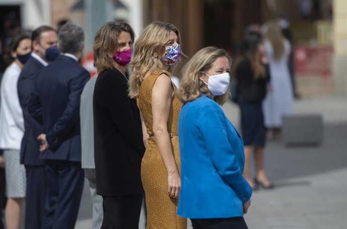 (I-D) La vicepresidenta cuarta del Gobierno y ministra para la Transición Ecológica y el Reto Demográfico, Teresa Ribera; la vicepresidenta tercera del Gobierno y ministra de Trabajo y Economía Social, Yolanda Díaz; y la ministra de Asuntos Económicos y