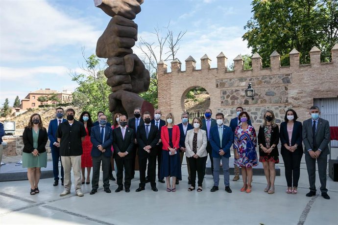 El jefe del Ejecutivo autonómico, Emiliano García-Page, inaugura en las Cortes de Castilla-La Mancha, el monumento dedicado a las víctimas del COVID-19 y al personal esencial, ubicado en el patio junto al aparcamiento.