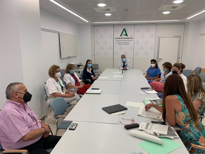 Reunión del programa 'Contigo' del Hospital Virgen de la Victoria de Málaga