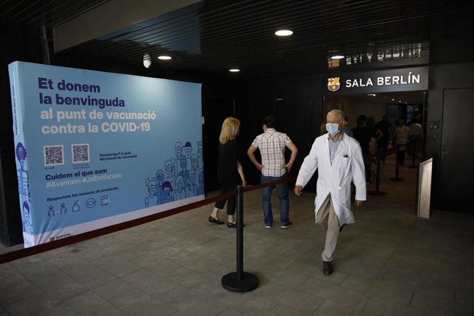 Un profesional sanitario sale de la Sala Berlín del Camp Nou.