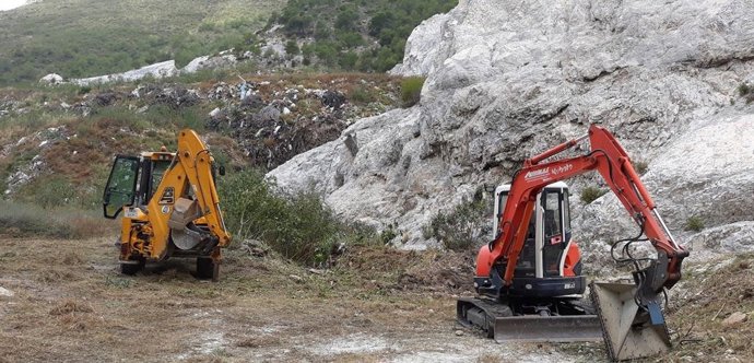 Archivo - La Junta inicia los trabajos para el sellado del vertedero de Nerja
