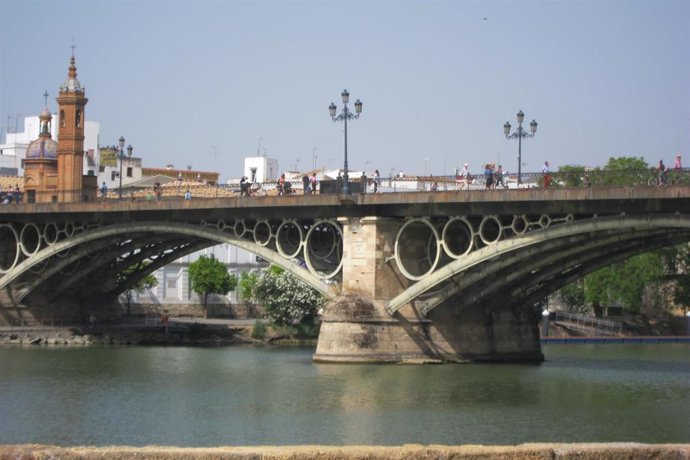 Archivo - Puente de Triana