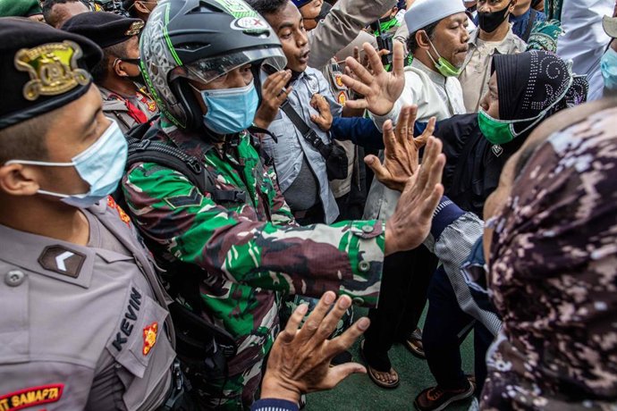 Archivo - Imagen de archivo de la Policía de Indonesia durante una protesta de los seguidores del clérigo Rizieq Shihab.