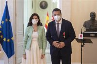 Ayuso entrega la Medalla Internacional de la Comunidad al presidente del Comité Europeo de las Regiones