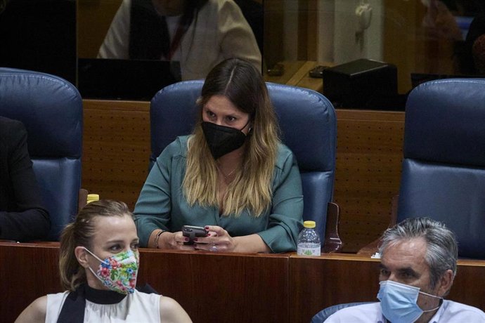 La diputada y portavoz adjunta de Unidas Podemos en la Asamblea de Madrid, Alejandra Jacinto, en la segunda sesión del pleno de investidura de la presidenta en funciones de la Comunidad y candidata a la reelección, Isabel Díaz Ayuso, a 18 de junio de 20