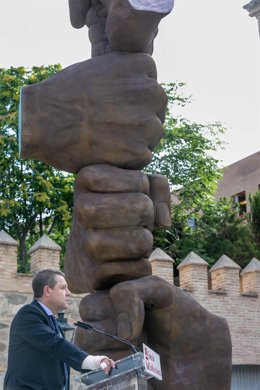 El jefe del Ejecutivo autonómico, Emiliano García-Page, inaugura en las Cortes de Castilla-La Mancha, el monumento dedicado a las víctimas del COVID-19 y al personal esencial, ubicado en el patio junto al aparcamiento.