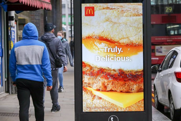 Archivo - Cartel con un anuncio de McDonalds en Londres