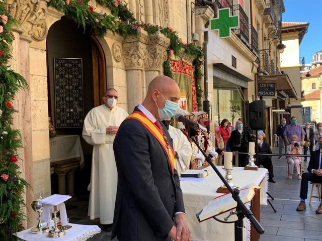 El alcalde de León, José Antonio Diez, participa en la misa con motivo de San Juan.