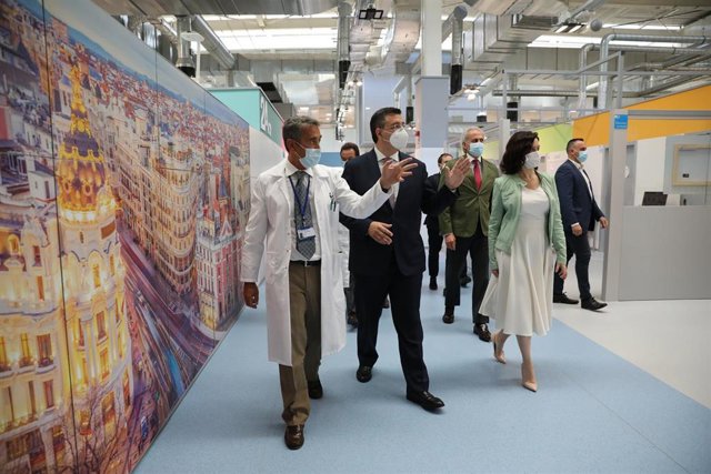 El presidente del Comité Europeo de las Regiones, Apostolos Tzitzikostas; y la presidenta de la Comunidad de Madrid, Isabel Díaz Ayuso (3i), durante su visita al Hospital Enfermera Isabel Zendal de Madrid