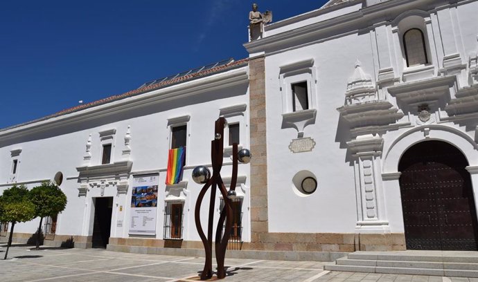 La Asamblea de Extremadura luce la bandera LGBTI