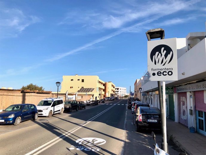 Señalización de 'Formentera Eco', la regulación de la circulación de vehículos en la Isla, en el punto de control de La Savina.
