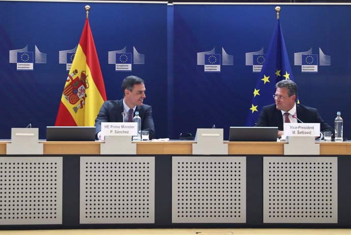 El presidente del Gobierno, Pedro Sánchez, y el vicepresidente de la Comisión Europea, Maros Sefcovic, en un acto en Bruselas sobre 'España 2050'