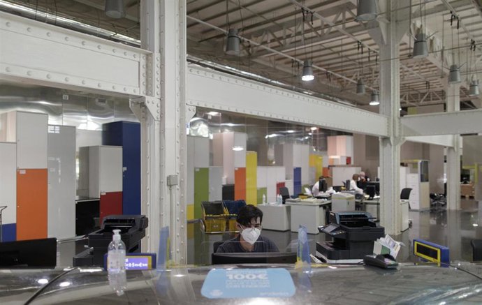 Archivo - Imagen de archivo de un trabajador durante su jornada laboral en la Oficina de Correos ubicada en Cibeles (Madrid)