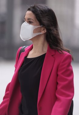 La líder de Cs, Inés Arrimadas, a su llegada a una sesión de control al Gobierno en el Congreso de los Diputados, a 23 de junio de 2021, en Madrid, (España). El pleno de este martes gira en torno a los indultos a los presos del procs recién aprobados