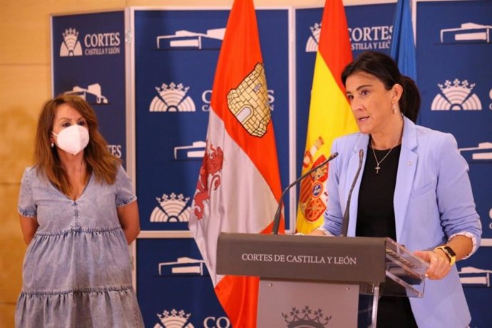 Ana Sánchez junto a Patricia Gómez explica el plan de trabajo de las comisiones de investigación de las eólicas