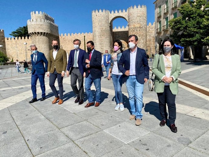 L vicesecretario general de Territorial del Partido Popular, Antonio González Terol, (tercero por la izquierda) con los dirigentes del PP de Ávila.