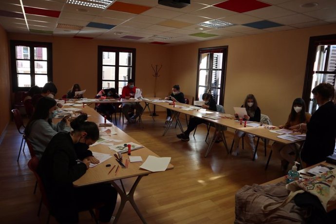 Archivo - Imagen de archivo de participantes en talleres de creatividad.