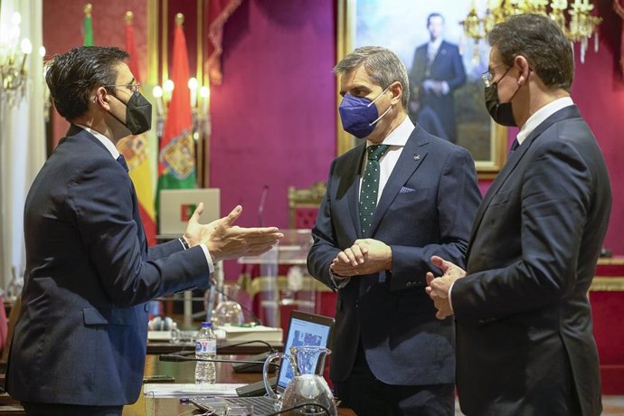 Archivo - El portavoz socialista, Francisco Cuenca, se dirige al popular, César Díaz, en presencia del alcalde, Luis Salvador (Cs), en una imagen de archivo