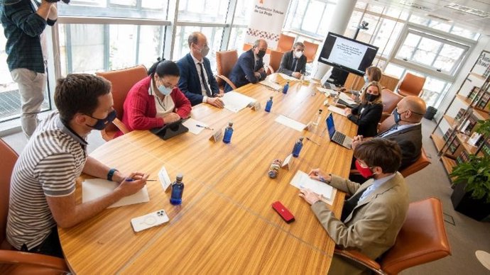 El consejero de Servicios Sociales, Pablo Rubio, ha presidido la reunión del Patronato de la Fundación Tutelar de La Rioja.