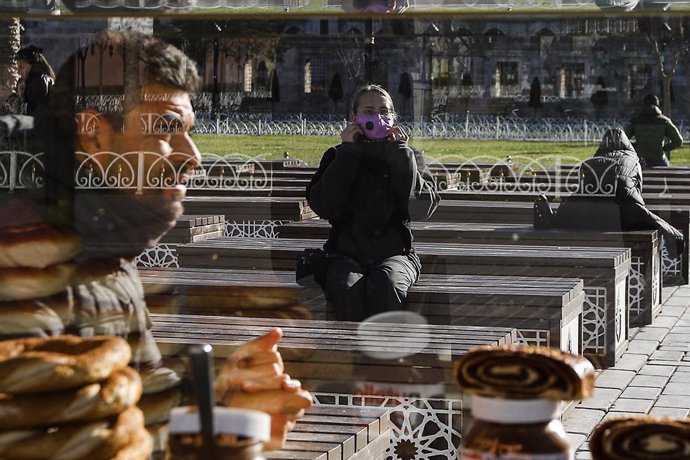 Archivo - Una mujer con mascarilla en una plaza de Estambul, en Turquía