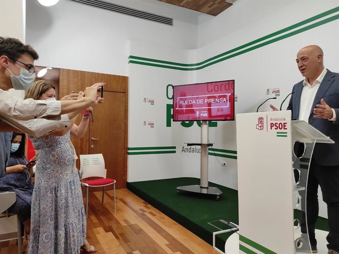 Antonio Ruiz es fotografiado durante la rueda de prensa en la sede del PSOE de Córdoba.