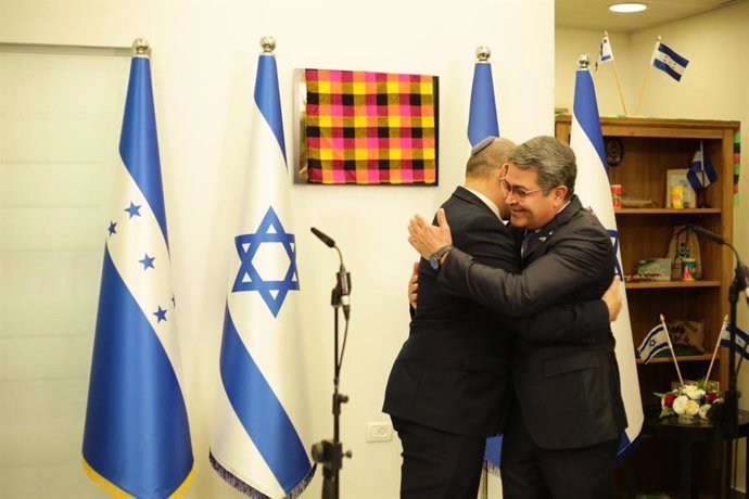 El presidente de Honduras, Juan Orlando Hernández, se abraza con el primer ministro de Israel, Naftali Bennett.