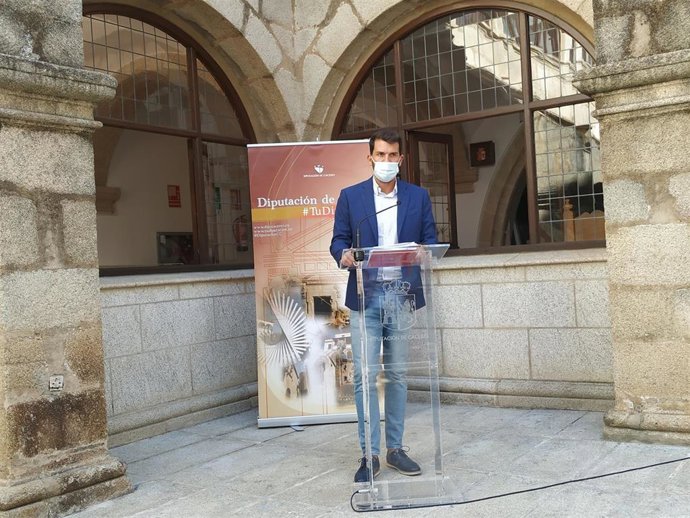 El portavoz del Gobierno de la Diputación de Cáceres, Álvaro Sánchez Cotrina, en la rueda de prensa en la que ha hablado del futuro de la Casa del Mono de la capital cacereña