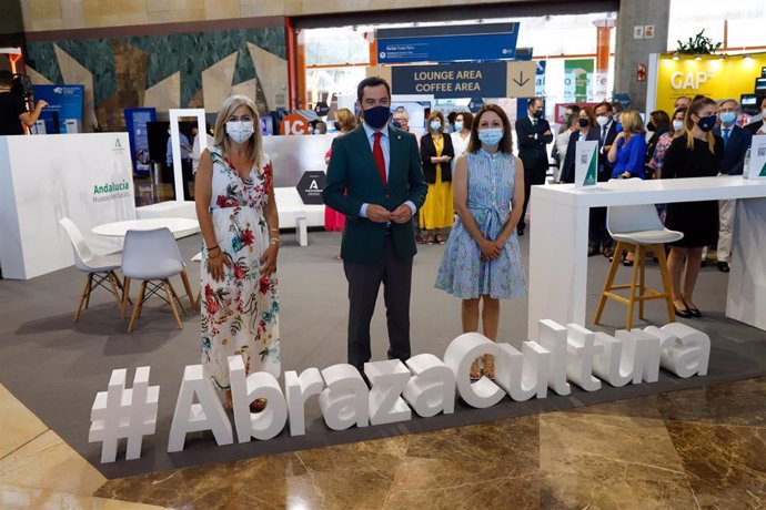 El presidente de la Junta de Andalucía, Juanma Moreno, posa con , la consejera de Cultura, Patricia del Pozo (1i), a la llegada a la  inaugura el encuentro Cities and Museums International Trade Fair a 21 de junio del 2021