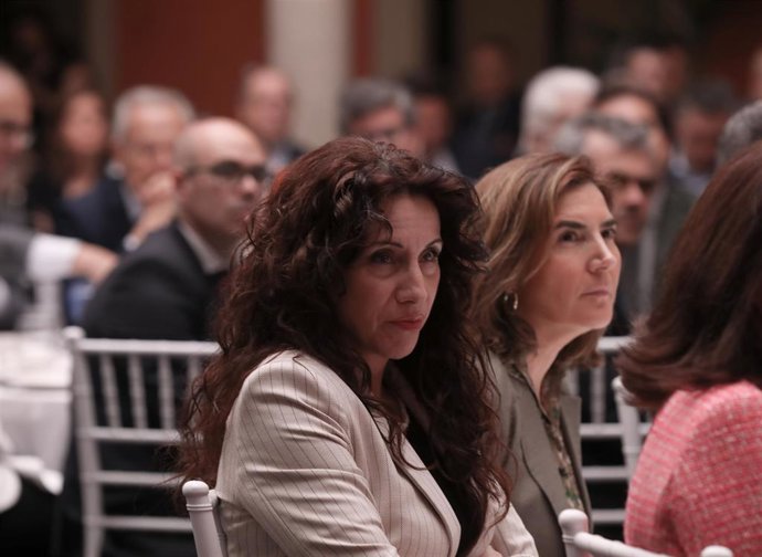 Archivo - La consejera de Igualdad,Rocío Ruiz (d), y la consejera de Empleo, Rocío Blanco (i), en una imagen de archivo.