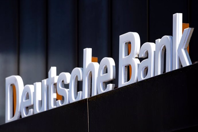 Archivo - FILED - 24 April 2021, Lower Saxony, Oldenburg: The Deutsche Bank logo hangs above the entrance of a branch. Photo: Hauke-Christian Dittrich/dpa