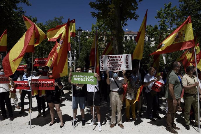 Un grupo de personas se concentra con pancartas y banderas en las inmediaciones del Tribunal Supremo apoyando la querella contra el Consejo de Ministros por la aprobación de los indultos a los presos independentistas, a 24 de junio de 2021, en Madrid (E