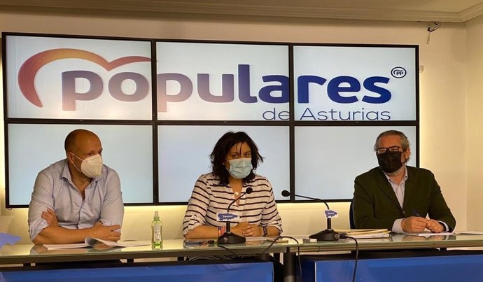 La diputada portavoz de Deportes del PP, Beatriz Polledo,  junto al presidente de la Comisión de Estudio de Deportes del PP asturiano, Secundino González, y al secretario de la Comisión, Fermín Landeta.