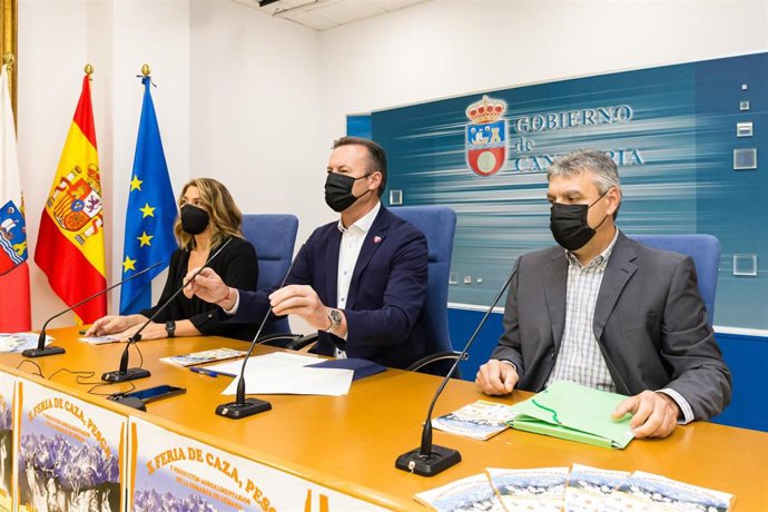El consejero de Desarrollo Rural, Guillermo Blanco, acompañado del presidente de la Sociedad de Caza y Pesca Picos de Europa de Liébana, Santos Gómez, presenta la X Feria de Caza, Pesca y Productos Agroalimentarios de la Comarca de Liébana.