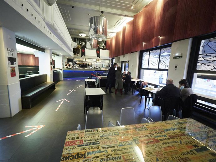 Archivo - Interior de un bar con medidas de seguridad en Pamplona, Navarra (España), a 17 de diciembre de 2020. Navarra reabre hoy el interior de los locales de hostelería con aforo al 30% tras casi dos meses de cierre por las restricciones frente al Co