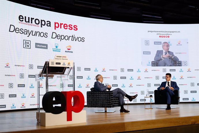 El presidente del Comité Olímpico Español, Alejandro Blanco (i), conversa con el redactor jefe de Europa Press Deportes, Gaspar Díez, durante un Desayuno Deportivo de Europa Press, a 24 de junio de 2021, en Madrid, (España).