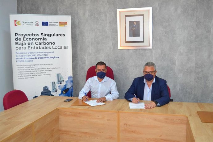 El vicepresidente cuarto de la institución provincial, Esteban Morales (dcha.), en su encuentro con el alcalde de Guadalcázar, Francisco Estepa.